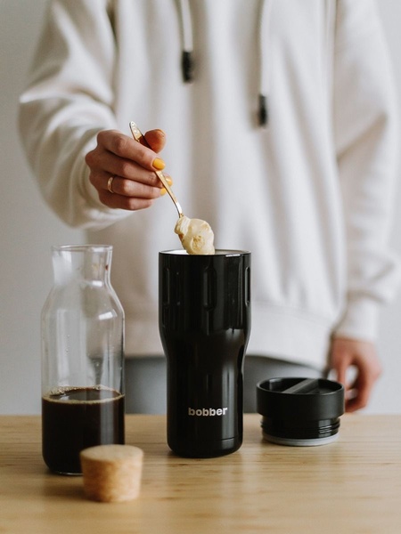 insulated travel mug, coffee tumbler, vacuum insulated cup, reusable coffee mug, stainless steel tumbler, product demo, lifestyle, minimalist, calm, fresh, neutral, black
